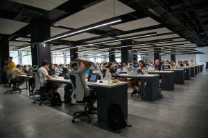 Mały zespół rozmawia o pracy i zadaniach